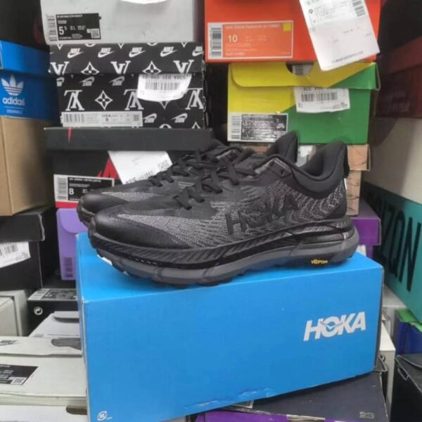 Hokas sneakers pallet - Amazon Mega Warehouse