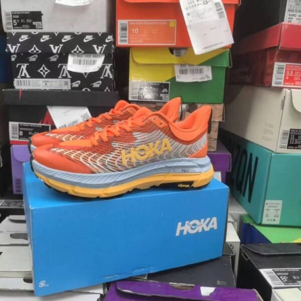 Hokas sneakers pallet - Amazon Mega Warehouse