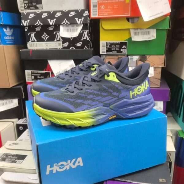 Hokas sneakers pallet - Amazon Mega Warehouse