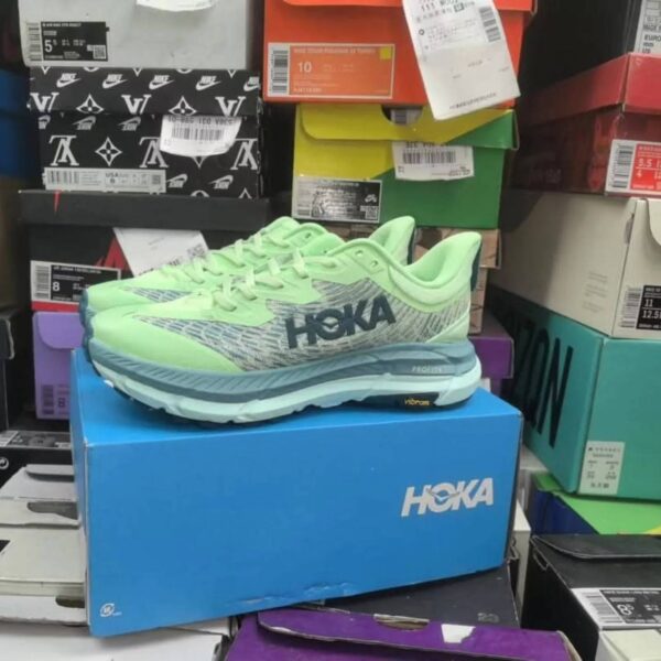 Hokas sneakers pallet - Amazon Mega Warehouse