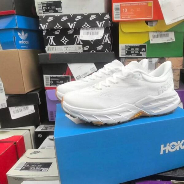 Hokas sneakers pallet - Amazon Mega Warehouse